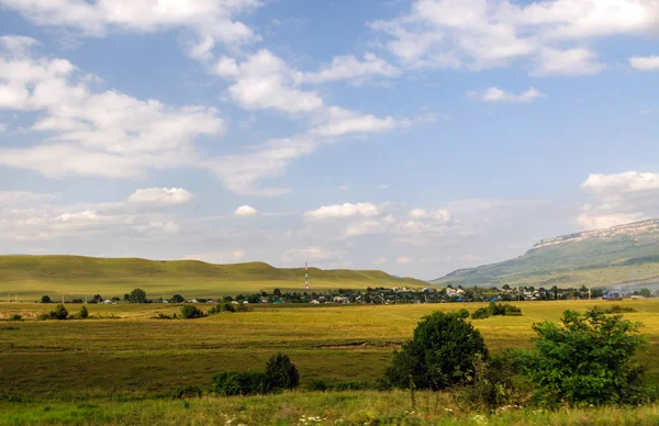 Rocky Dağları'nın arka planda Köyü