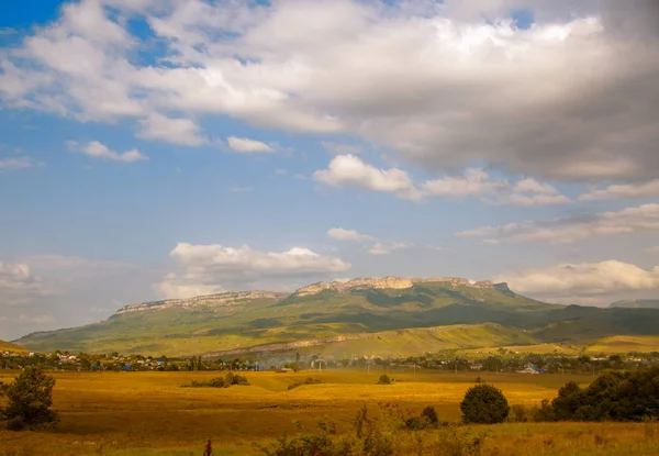 Rocky Dağları'nın arka planda Köyü