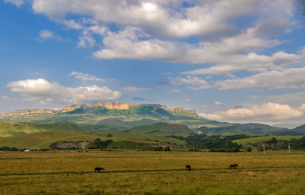 Rocky Dağları'nın arka planda Köyü