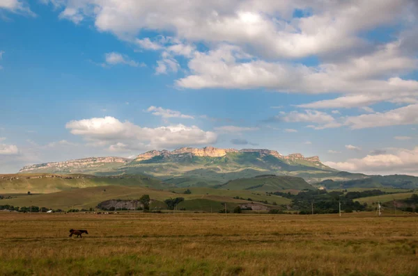 Rocky Dağları'nın arka planda Köyü