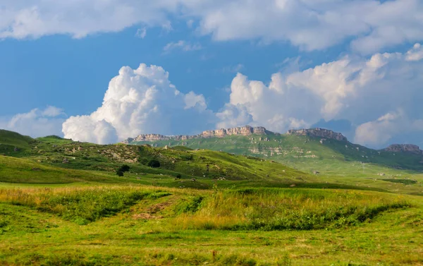 緑の芝生の丘と曇り空 — ストック写真