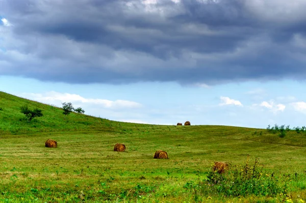 Green Grass Hill y fardos de heno — Foto de Stock