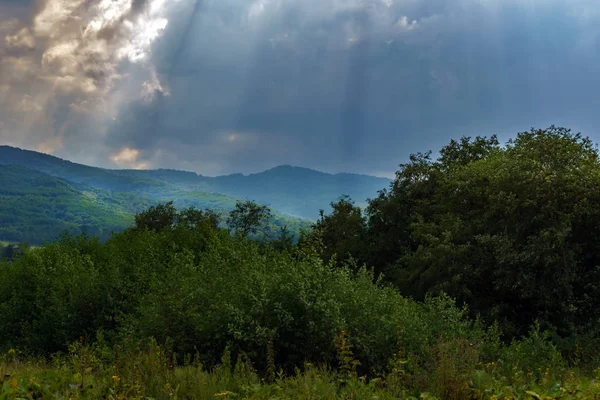 緑の山々 で太陽光線 — ストック写真