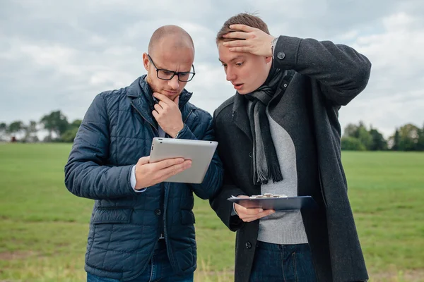 Two young investors are having a business meeting outside. Garde — Stock Photo, Image