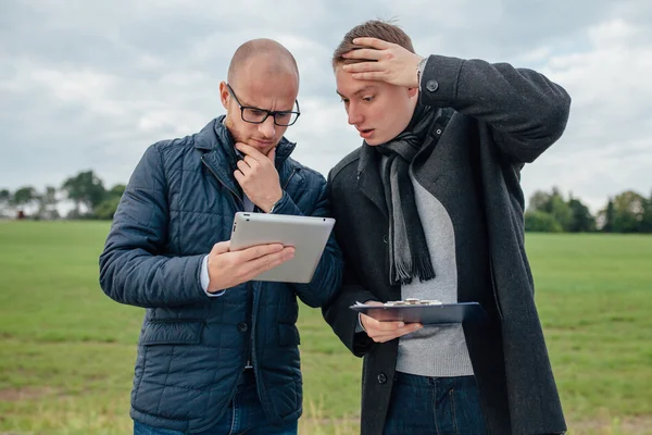 Dwóch młodych inwestorów ma spotkanie biznesowe na zewnątrz. Garde — Zdjęcie stockowe