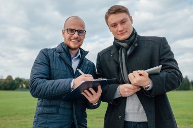 İki genç yatırımcı bakarken bir iş toplantısı yapıyoruz 