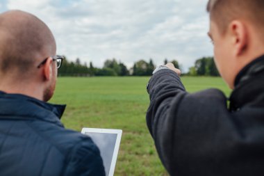 İki genç yatırımcı bir iş toplantısı yapıyor ve bir
