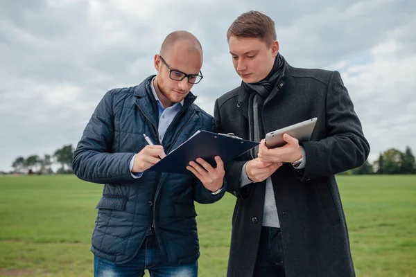 Dva mladí investoři mají obchodní schůzku venku. Garde — Stock fotografie