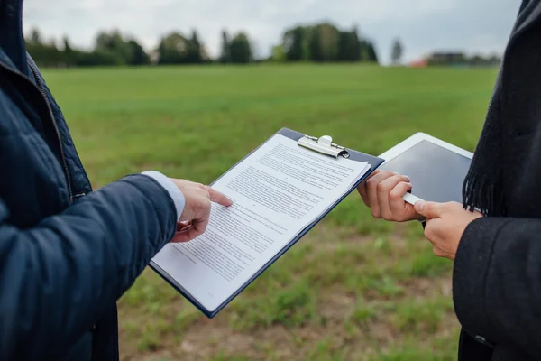 Two male investor's hands. One of them is showing something on t — Stock Photo, Image