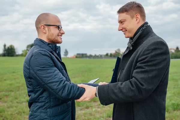 Dva mladí investoři mají obchodní schůzku a dávají h — Stock fotografie