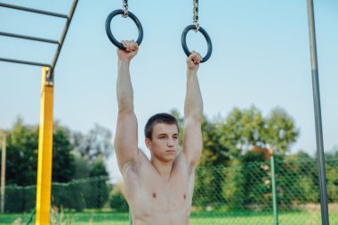 Adam bara çekiyor. Açık spor salonu arka plan