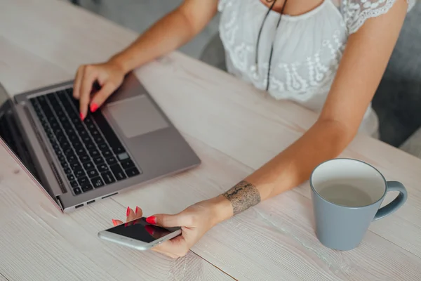 Woman using mobile phone — Stock Photo, Image