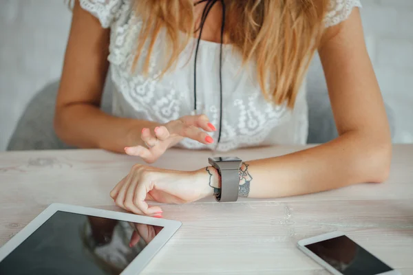 Frau nutzt Smartwatch Stockbild