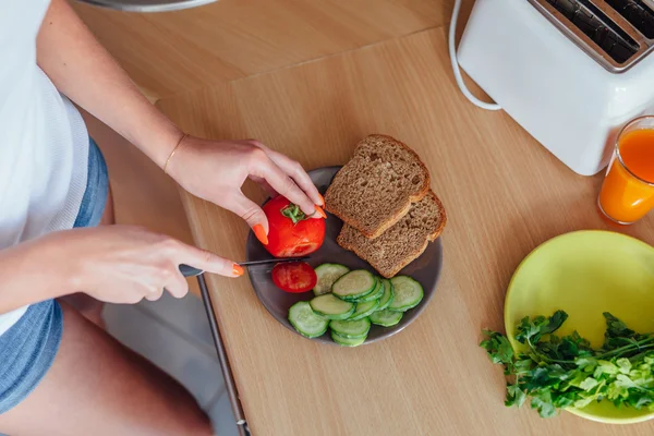 女性が食事を作る — ストック写真