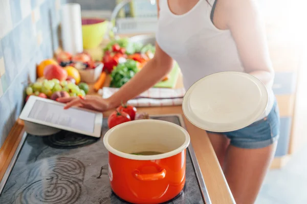 食事を準備する女性 — ストック写真