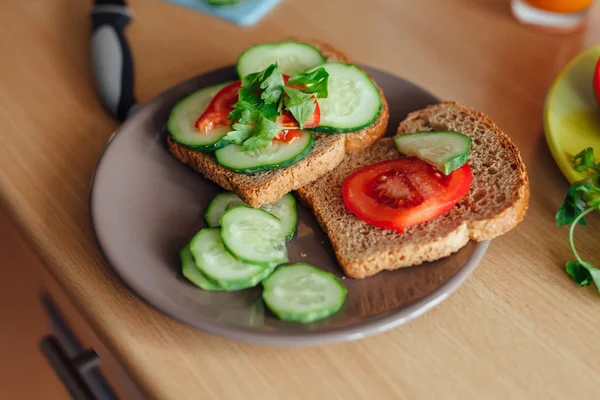 Friska smörgåsar med grönsaker Stockbild