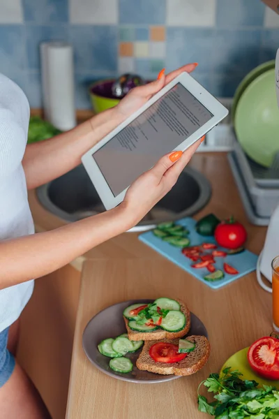 Frau bereitet Sandwiches zu Stockbild