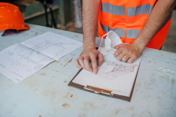 Constructor analizando planos — Foto de Stock