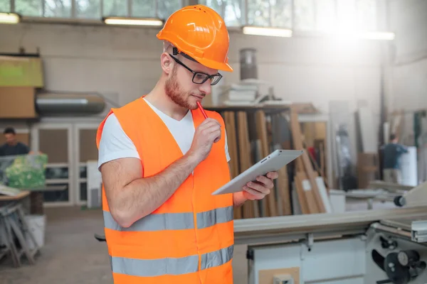 Carpenter using tablet pc — Stock fotografie