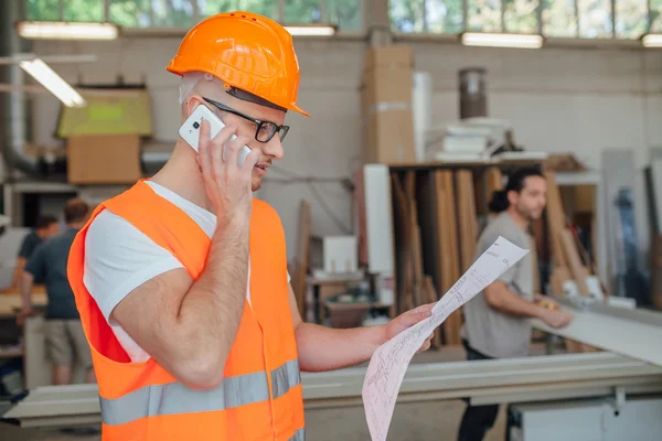 Schreiner analysiert Baupläne — Stockfoto