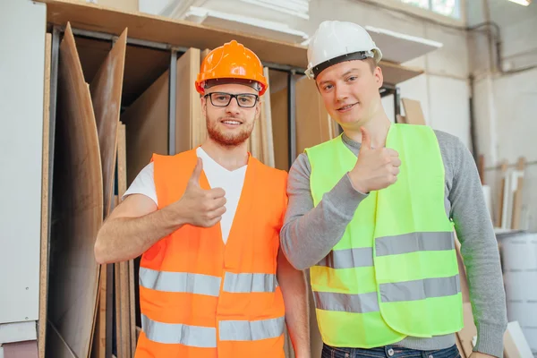 Carpenters wearing safety uniforms — Φωτογραφία Αρχείου