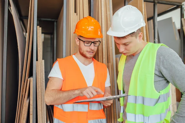 Zimmerleute analysieren Baupläne — Stockfoto