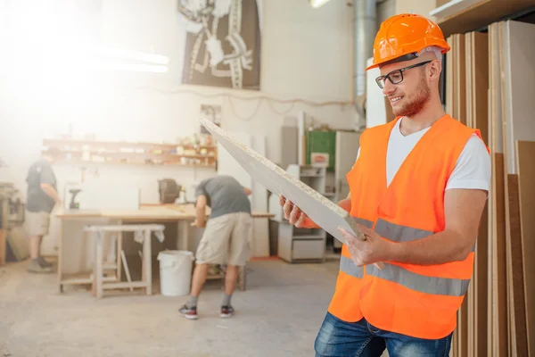 Tischler mit großem Holztisch — Stockfoto