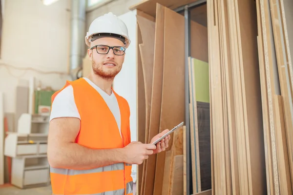 Carpenter using tablet pc — Stock fotografie