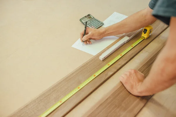 Carpinteiro fazendo dimensões Imagem De Stock