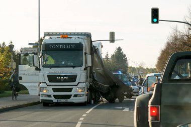  Bir ağır yük taşıyıcı kaza 