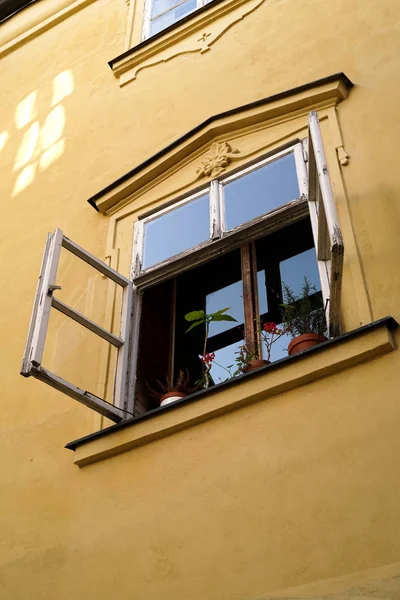 Открытое окно в Праге — стоковое фото
