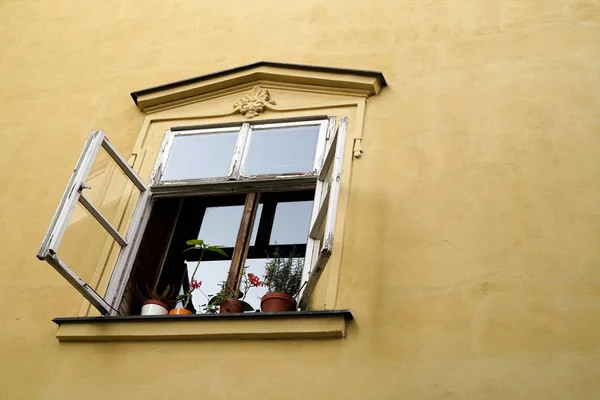 프라하에서 열린 창 — 스톡 사진