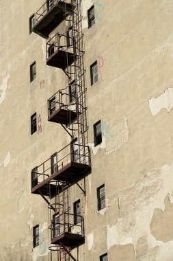 Yangın merdiveninde bir ambar 