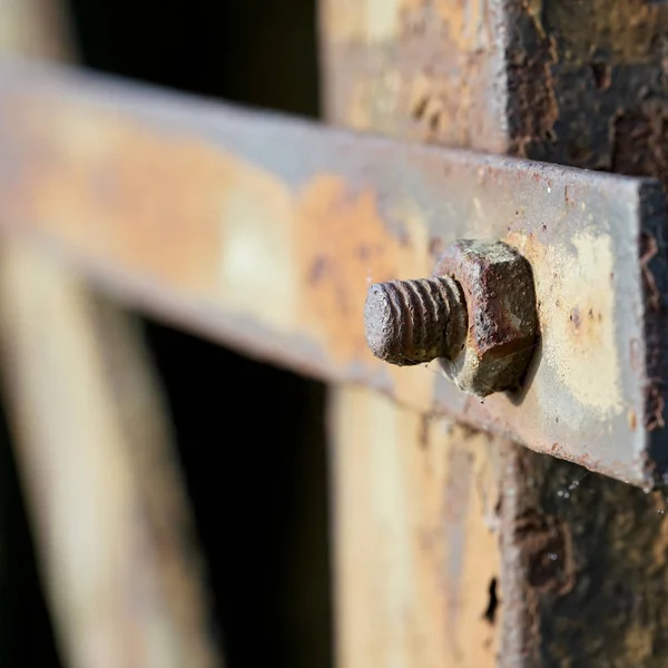 Tornillo oxidado en una construcción de acero —  Fotos de Stock