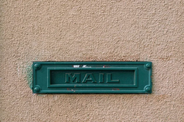 Posta kutusu cephesinde — Stok fotoğraf