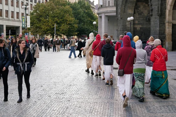 Харе Кришна последователи в Праге — стоковое фото
