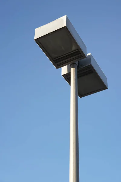 Lanterna de rua na beira da estrada — Fotografia de Stock