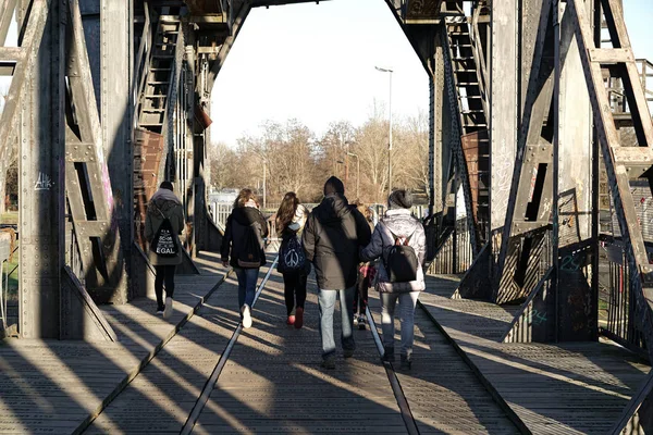 Pedestrians cross the Lift Bridge — Stock Photo, Image