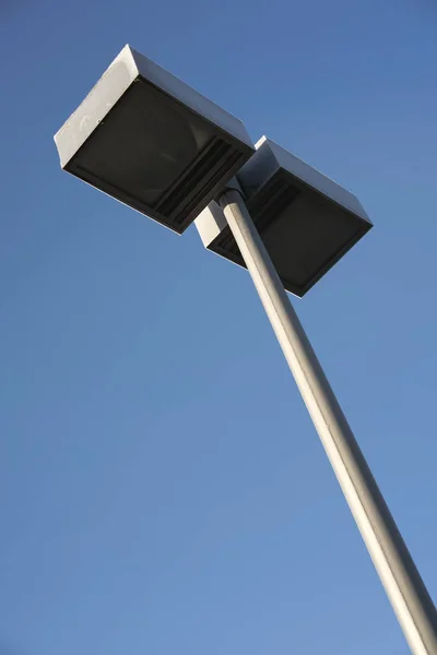 Lanterna stradale sul ciglio della strada — Foto Stock