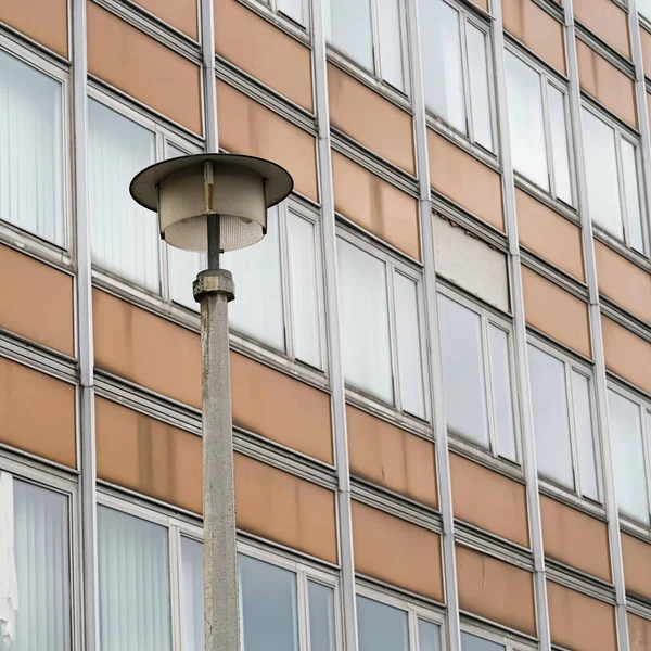 Edifício de escritórios e lanterna — Fotografia de Stock