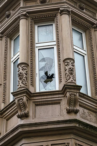 Bir Villa tahrip pencere — Stok fotoğraf