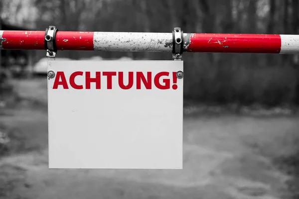 Schranke mit Schild — Stockfoto