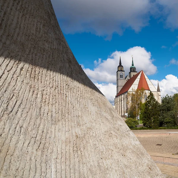 Flag monument and St. Johannis-Church in Magdeburg — Stock Photo, Image