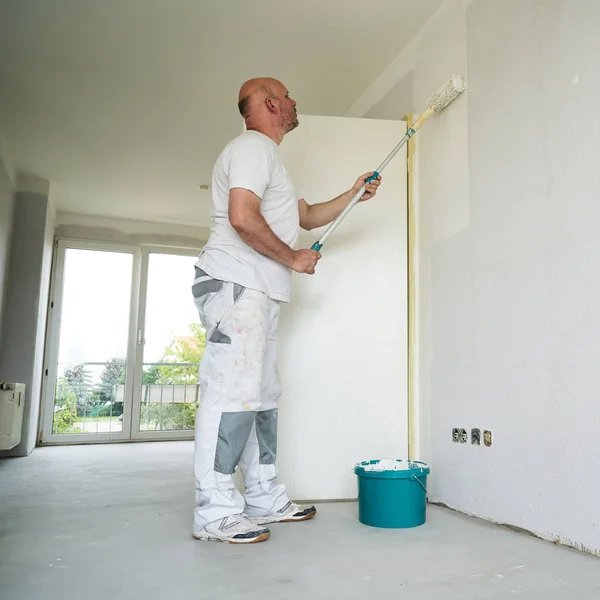 Pintor durante la renovación — Foto de Stock