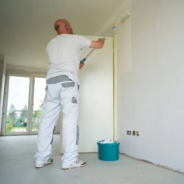 Painter during the renovation — Stock Photo, Image