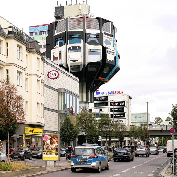 Schlossstrae 和前餐厅"Bierpinsel"在柏林 — 图库照片