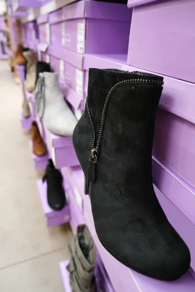 Schoenen in de winkel van een schoen — Stockfoto