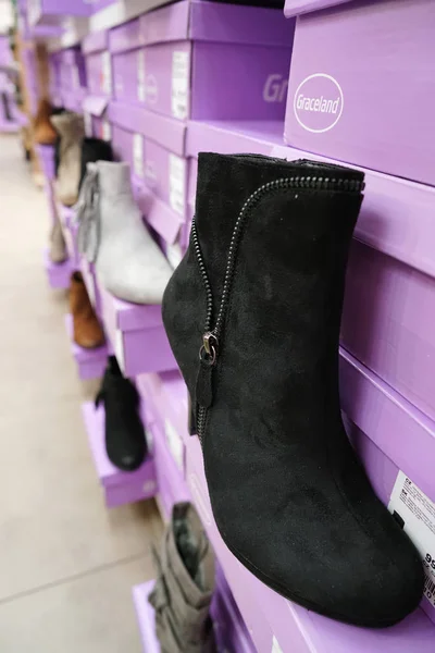 Schoenen in de winkel van een schoen van Deichmann in Praag — Stockfoto
