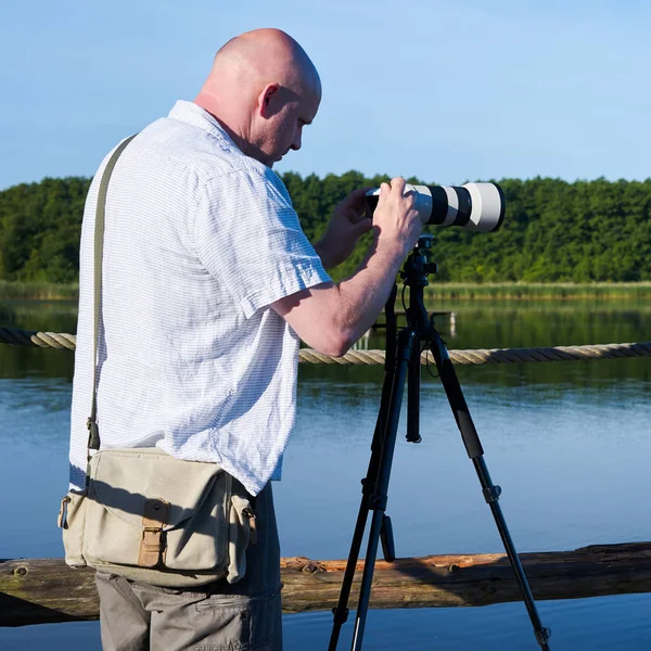 Photographer at a lake — Stock Photo, Image