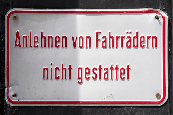 Schild an einer Hauswand — Stockfoto